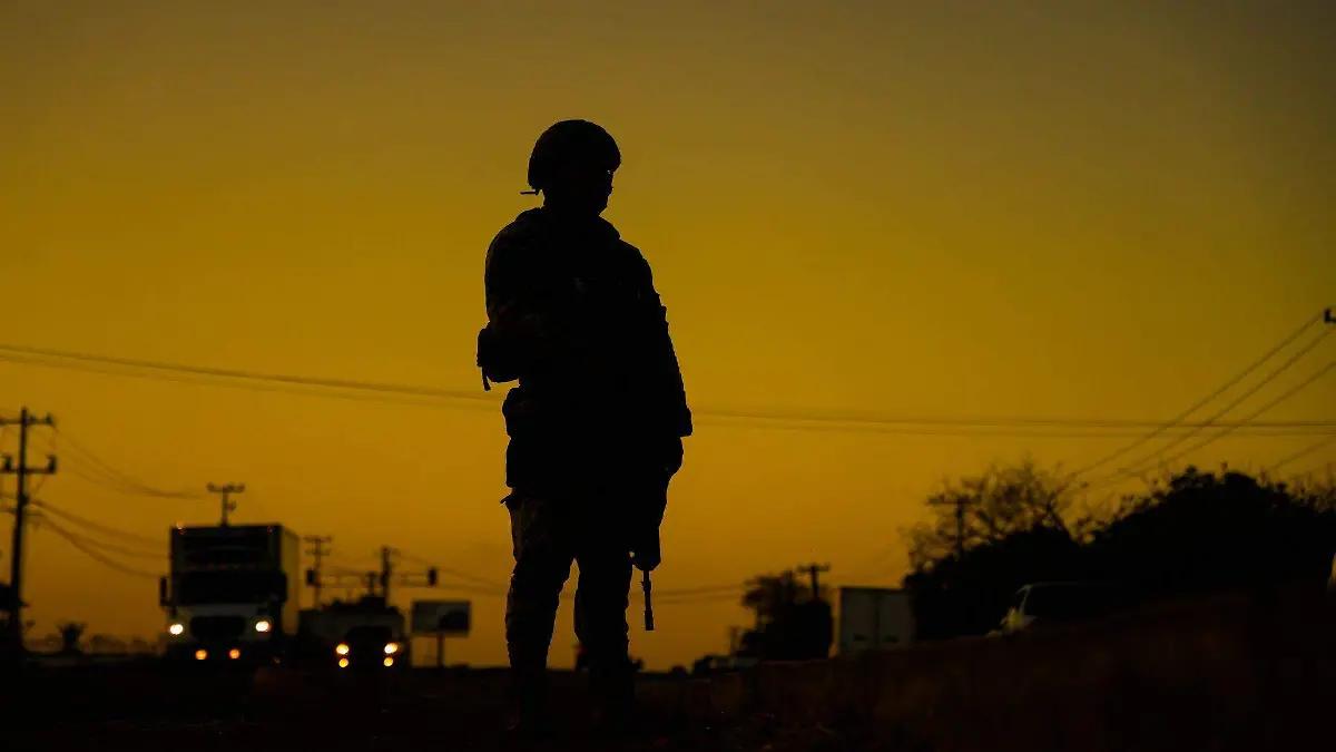 Hombre pierde el control de su camioneta y vuelca rumbo a Fortín, en la autopista Puebla