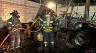 Retroexcavadora queda hecha cenizas tras fuerte incendio en Zacatepec