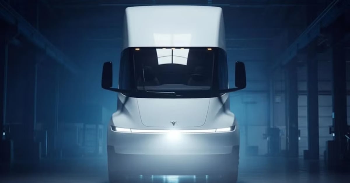 Después de 8 años, el camión de Tesla por fin entraría a producción