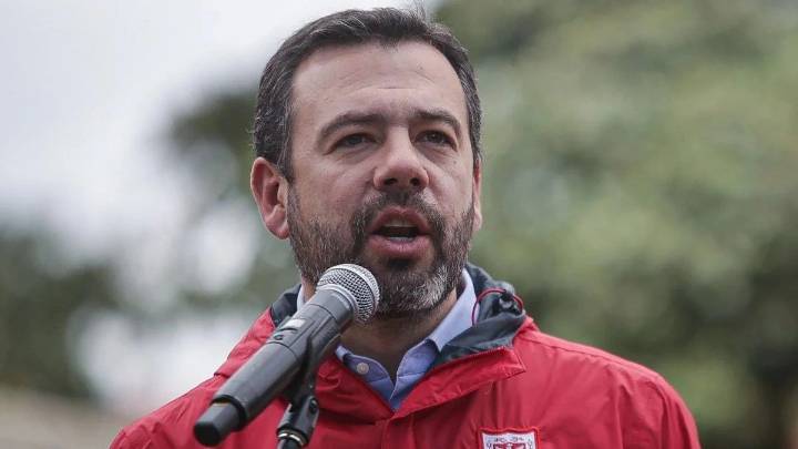 Alcalde Galán impone medida restrictiva para vehículos externos, desatando la preocupación de Cundinamarca y líderes regionales