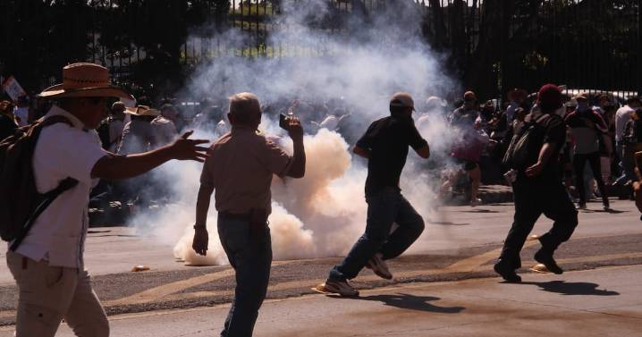 Siguen disturbios en el centro de Morelia durante marcha por el asesinato de Carlos Manzo
