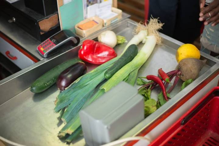 Dueño de una tienda en Estados Unidos ofrece bolsas de comida gratis para niños necesitados tras suspensión del SNAP: “Sin papeleo, sin preguntas”