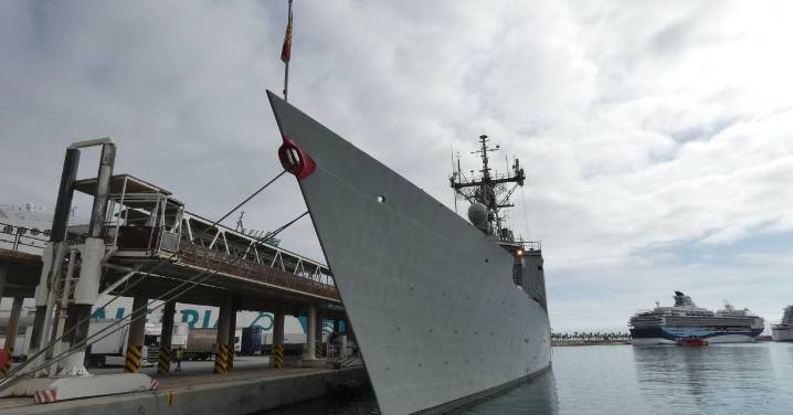 Cinco buques de turistas y tres barcos militares coinciden el puerto de Málaga