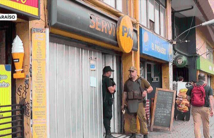 Delincuentes asaltaron Servipag en Valparaíso: una persona debió ser sacada en camilla