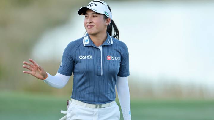 Jeeno Thitikul, battling wrist injury, closes in on player of the year; Somi Lee leads LPGA finale