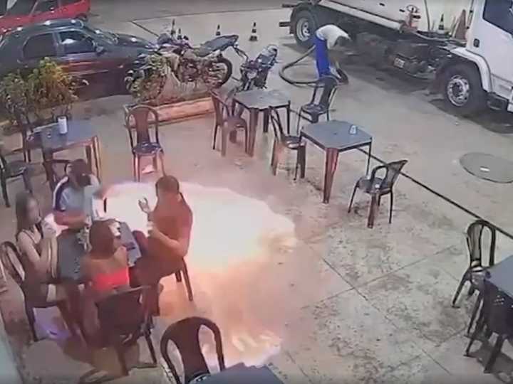 Encendió un cigarrillo en una estación de servicio y causó un incendio