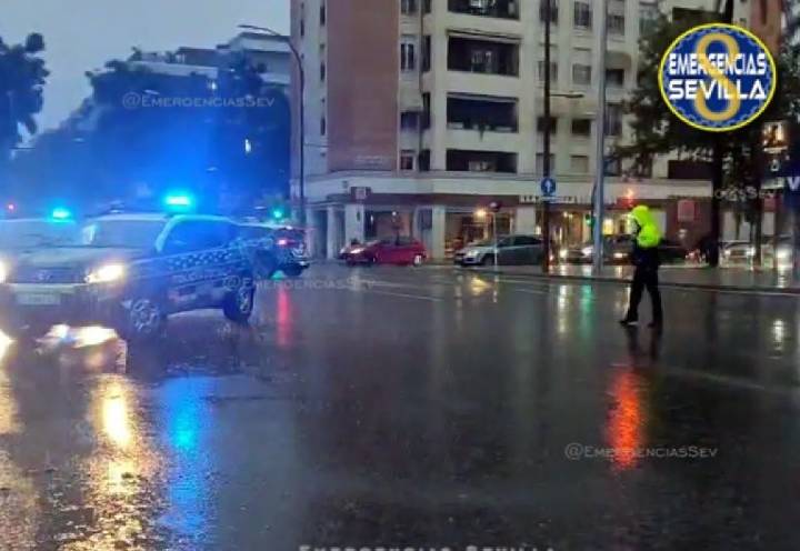 Atropella a un hombre sin percatarse y arrastra su cadáver en los bajos del coche durante unos seis kilómetros por las calles de Sevilla