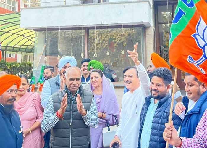 Celebrations in Punjab BJP After Bihar Victory – Leaders, Workers Perform Bhangra, Distribute Sweets
