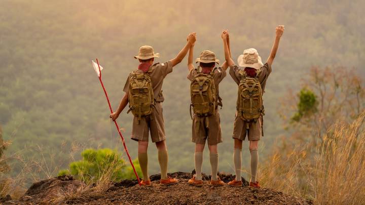 Un niño de 7 años usa todo su conocimiento como buen boy scout y salva a su compañero de clase