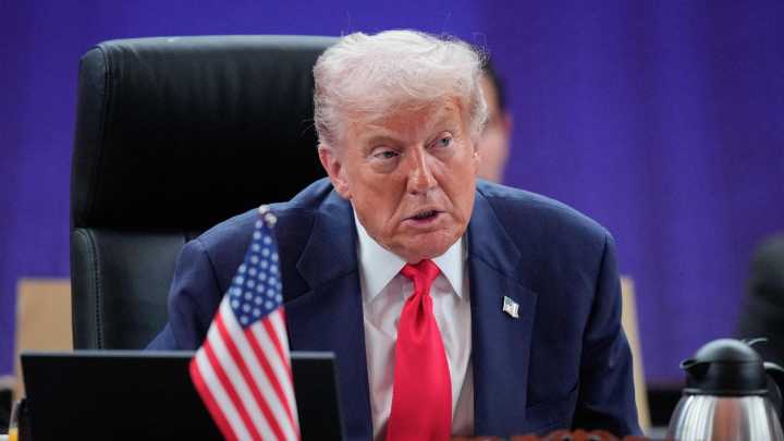 Donald Trump insultó a una periodista cuando le preguntó sobre los documentos del caso de Jeffrey Epstein: 'Silencio'