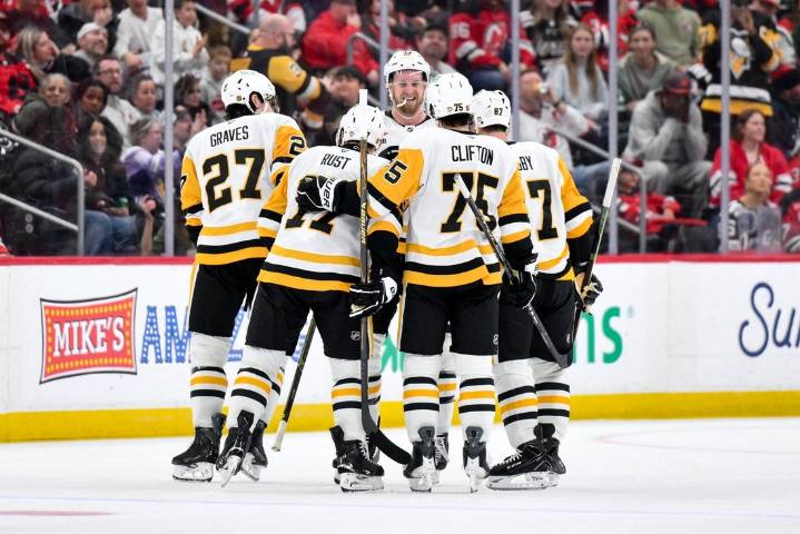 Deadspin | Kings' strong road record clashes with Penguins' dominant home form