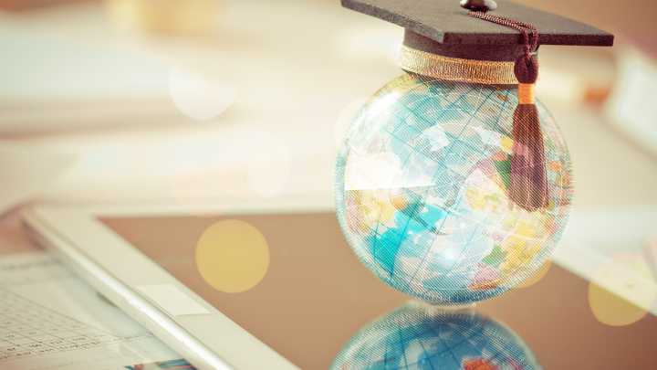 Una universidad británica imparte clases con inteligencia artificial y provoca la indignación de sus alumnos