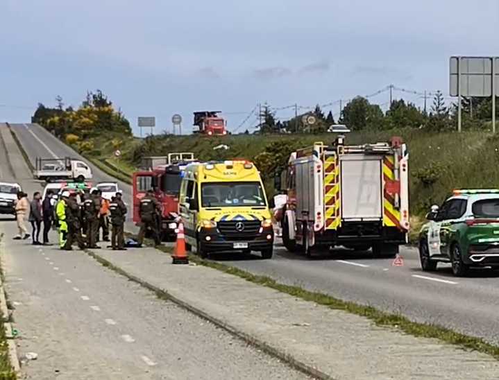 Vehículo de Salud Municipal de Puerto Montt sufre accidente en la Ruta 5 Sur: Mujer queda encerrada