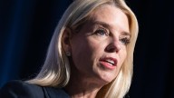 Pam Bondi condena el ataque a la oficina de la fiscal Alina Habba y asegura que el agresor será detenido