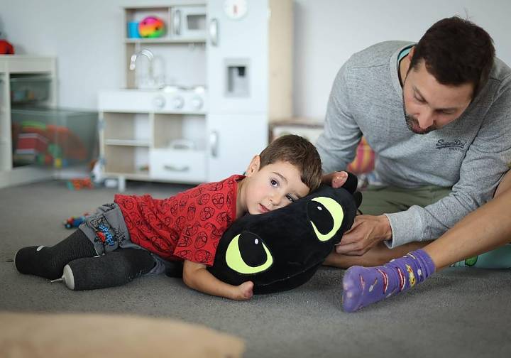 Los padres de Mael, el niño gijonés amputado de manos y pies, piden soluciones para garantizar la escolarización del menor