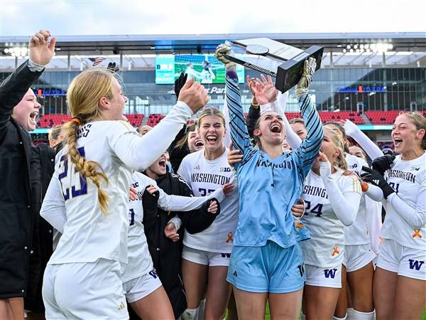 Washington women’s soccer wins Big Ten tournament just 3 days after its beloved goalie died