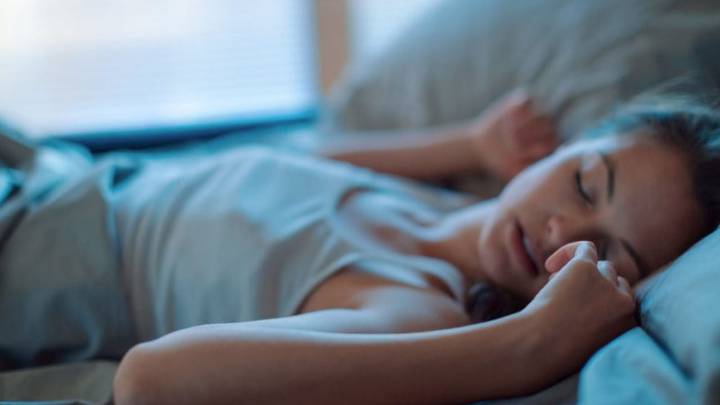 ¿Te cuesta dormir temprano?; estos hábitos pueden ayudarte a equilibrar tu reloj biológico