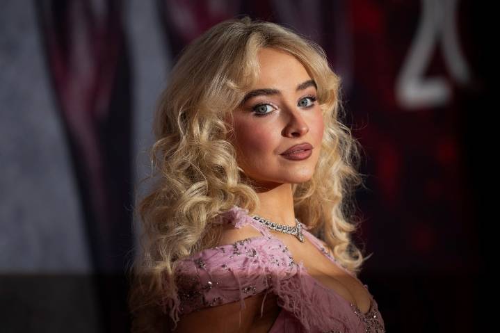 Sabrina Carpenter protagonizará película inspirada en Alice in Wonderland