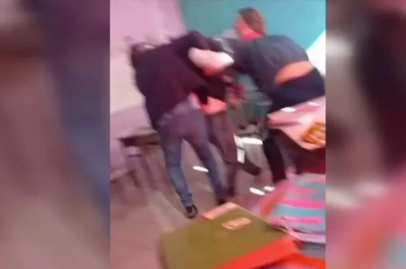 VIDEO | Violencia extrema en la escuela: una madre atacó a cadenazos a una alumna de 14 años