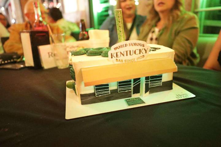 Celebran miles los 105 años del bar Kentucky