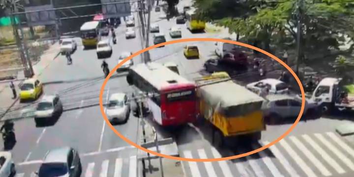 Nuevo video muestra el momento exacto en que la volqueta sin frenos arrolla a 12 vehículos en Medellín