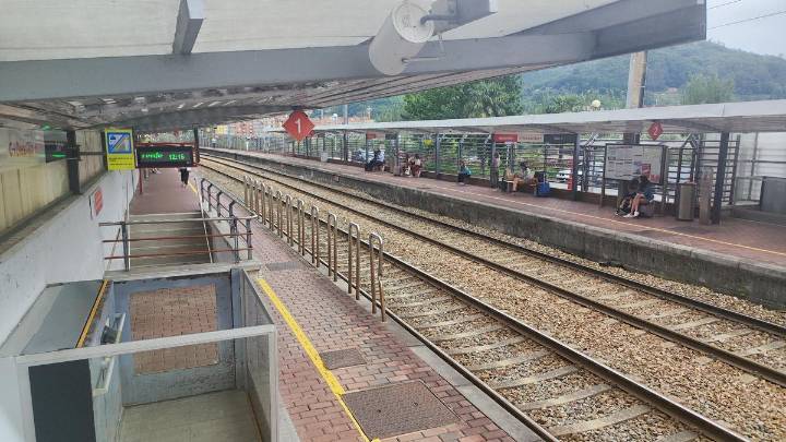 Fallece una persona arrollada por un tren en Mieres, al cruzar las vías por "un punto no autorizado"