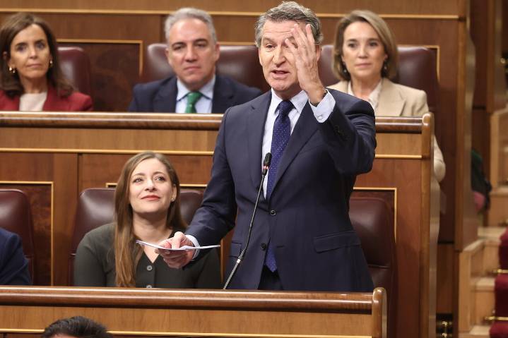 Feijóo ve en Sánchez una amenaza para la democracia