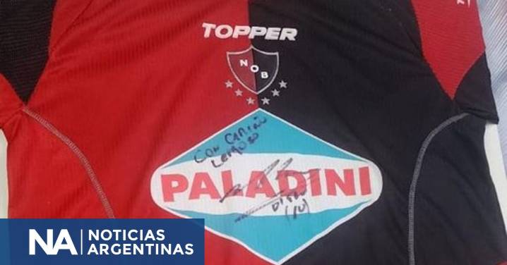 La Policía cordobesa recuperó una camiseta de Newell’s autografiada por Maradona que estaba en un museo
