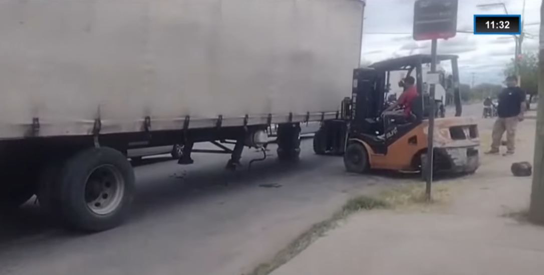 Un camión perdió el semirremolque en avenida San Nicolás de Bari y provocó caos de tránsito