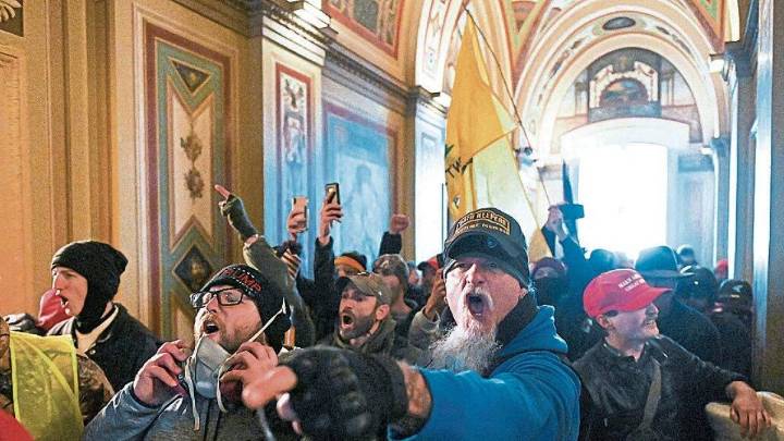 Directivos de la BBC dimiten tras escándalo por manipulación de imágenes en discurso de Trump