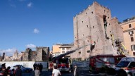 Colapsa torre medieval en Roma; intentan rescatar a trabajador atrapado