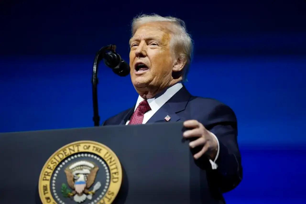 Trump desestima las preocupaciones de los votantes sobre la economía tras derrota republicana del martes