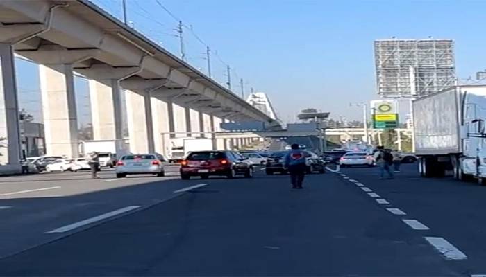 Hartos de la inseguridad, transportistas bloquean la México