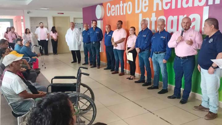 Club Rotario Santiago de la Monclova entrega apoyo para prótesis a pacientes