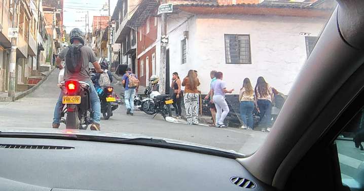 Choque de 2 motos en Villamaría termina con 3 lesionados