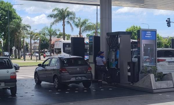 Aumenta la nafta desde mañana: el impacto de la suba en la Región y cuánto costará llenar un tanque