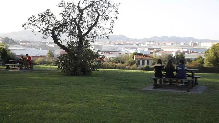 Besó a la fuerza a dos niños en unas fiestas vecinales en Gijón y ahora se enfrenta a nueve años de prisión: el relato de la Fiscalía