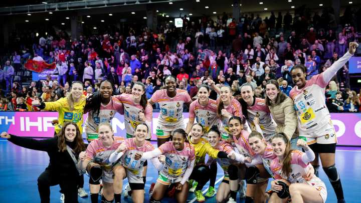 'Las Guerreras' recuperan sensaciones y avanzan a la Main Round como primeras de grupo tras ganar a Montenegro