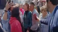Un hombre manosea en plena calle a la presidenta de México