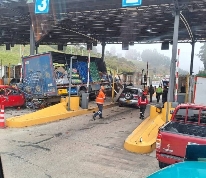 Camión arrolló varios vehículos y fue a para contra un peaje