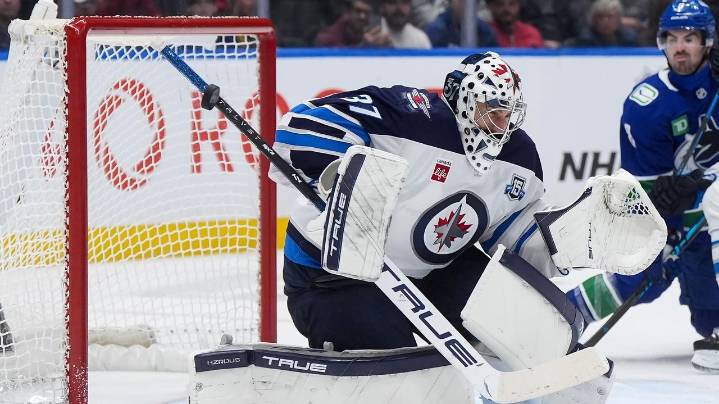 Jets goalie Hellebuyck to undergo arthroscopic procedure on his knee and miss 4 to 6 weeks