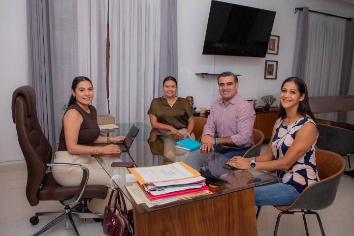 Gobernadora Indira Vizcaíno da seguimiento al avance de las Viviendas del Bienestar en el municipio de Colima