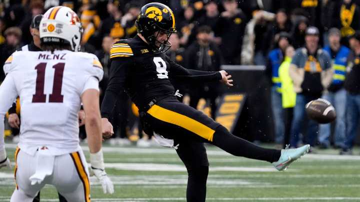 Bad snap, illegal kick penalty causes safety in Iowa vs Oregon