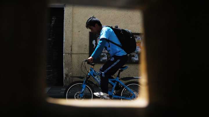 Dejar una bicicleta en las zonas comunes no está permitido: así puedes actuar legalmente según la Ley de Propiedad Horizontal