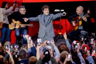 David Bisbal inaugura por sorpresa el ‘Tren de la Navidad’ de Metro de Madrid