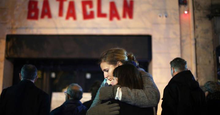 Francia recuerda a las víctimas 10 años después de los ataques en Bataclan, cafeterías y estadio