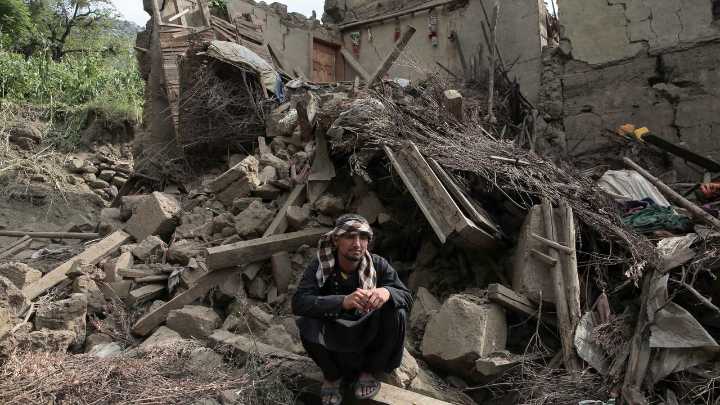 Terremoto sacude Afganistán, dejando la emblemática Mezquita Azul rodeada de escombros