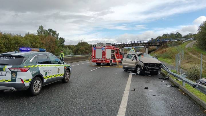 Herido grave un conductor de 82 años en una salida de vía en la autovía de Celanova