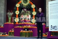 Dedica Sheinbaum ofrenda  en Palacio a mujeres indígenas