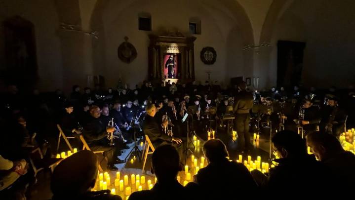 El Nazareno regala a León un emotivo concierto a la luz de las velas